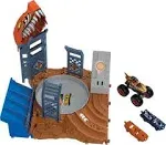 Hot Wheels Monster Trucks Playset & Toy Truck, Arena Smashers Demo Derby Car Jump Challenge, 1:64 Scale Demo Derby & 2 Crushable Cars