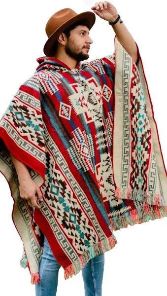 Alpaca ponchos for men and women | Handmade with the best baby alpaca wool material by Ecuadorian artisans.