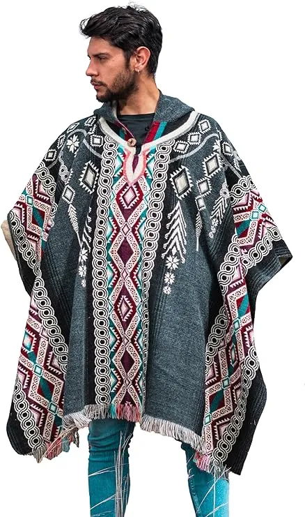 Alpaca ponchos for men and women | Handmade with the best baby alpaca wool material by Ecuadorian artisans.